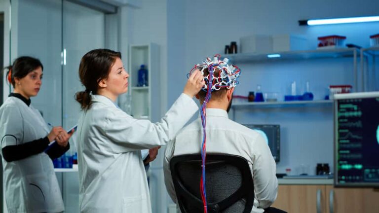 Cuándo acudir a un neurólogo: síntomas que no debemos pasar por alto